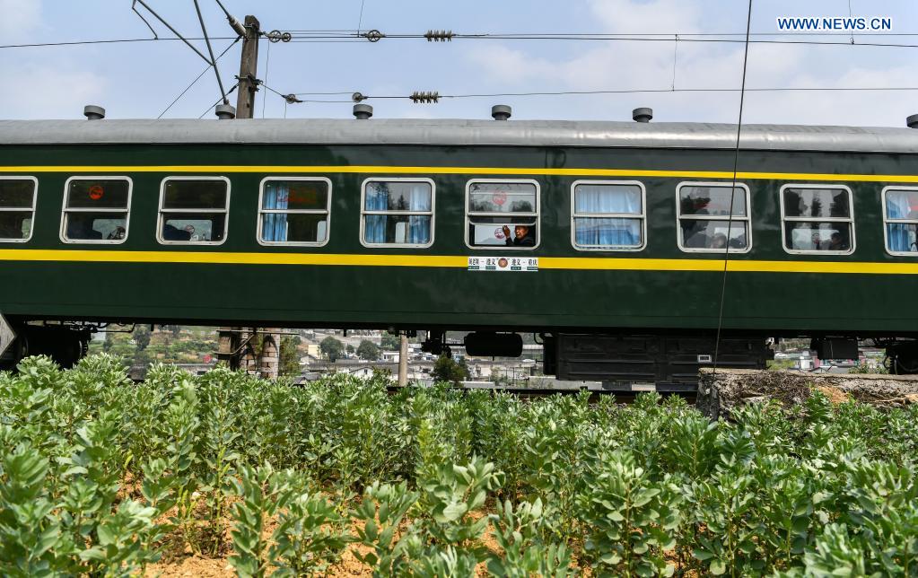 Slow-speed trains offer convenience for people of Wemeng mountains in Guizhou