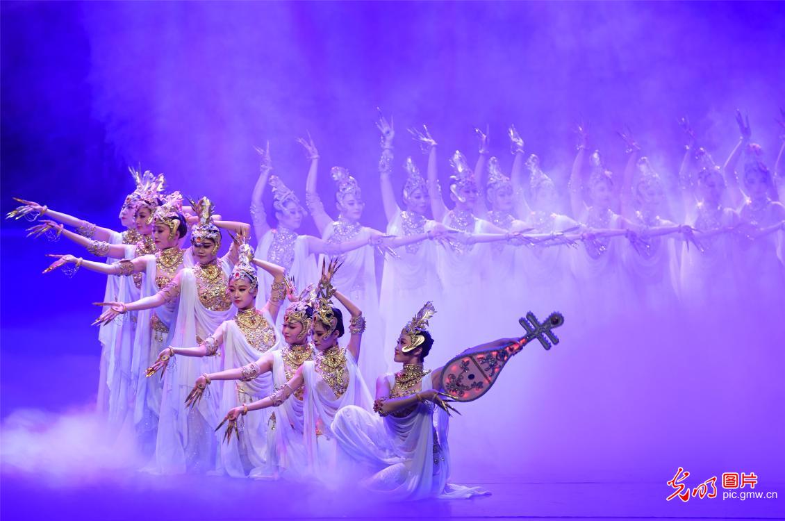 Dance drama 'Silk Road, Flower Rain' dazzles Dunhuang(1)