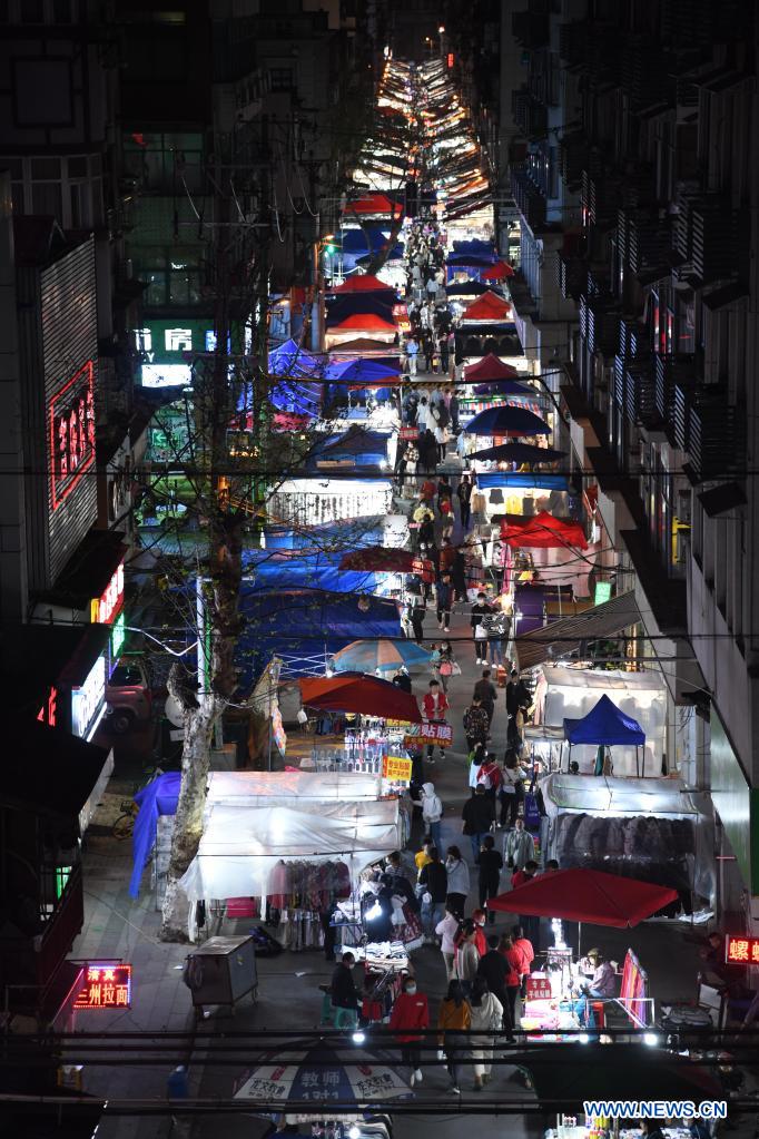 In pics: night life in Wuhan