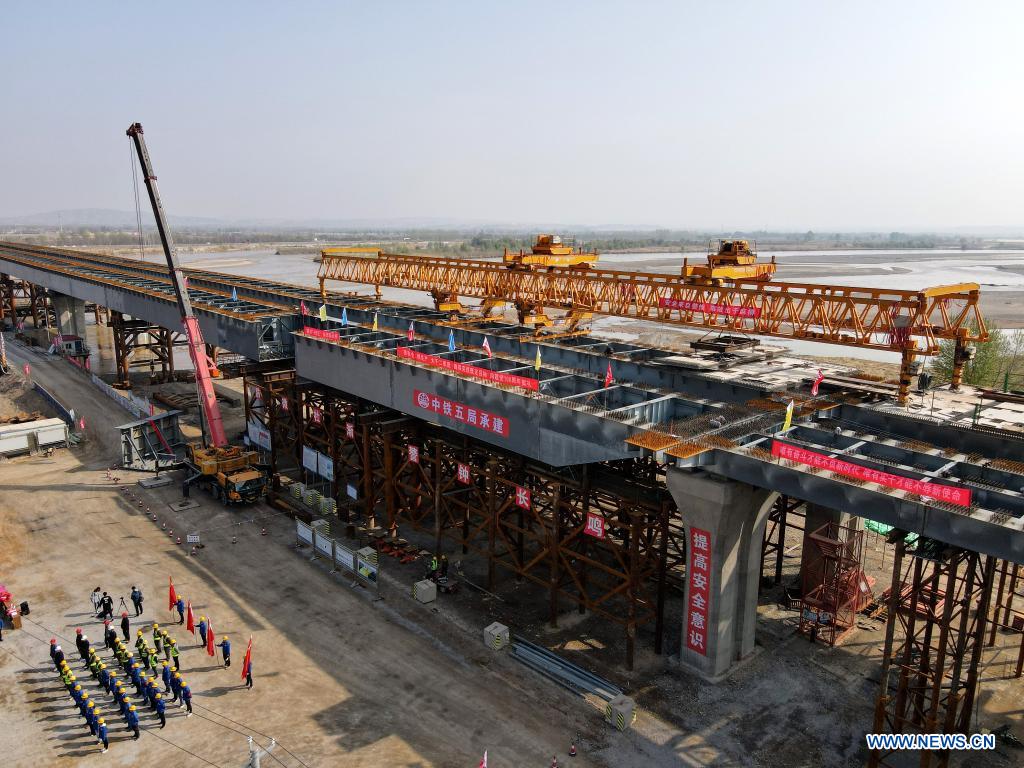 Zhenluo Yellow River Bridge of Wuhai-Maqin expressway finishes final stage for closure