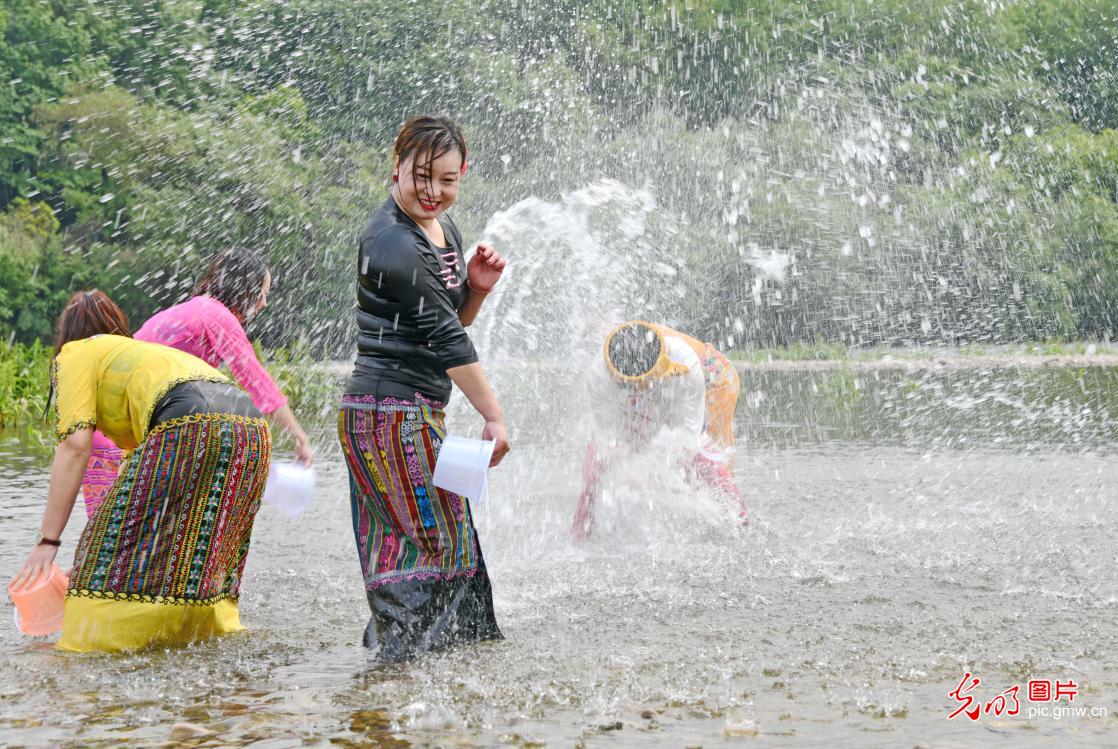 Water-splashing-festival held in SE China's Zhejiang