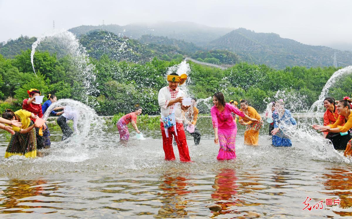 Water-splashing-festival held in SE China's Zhejiang