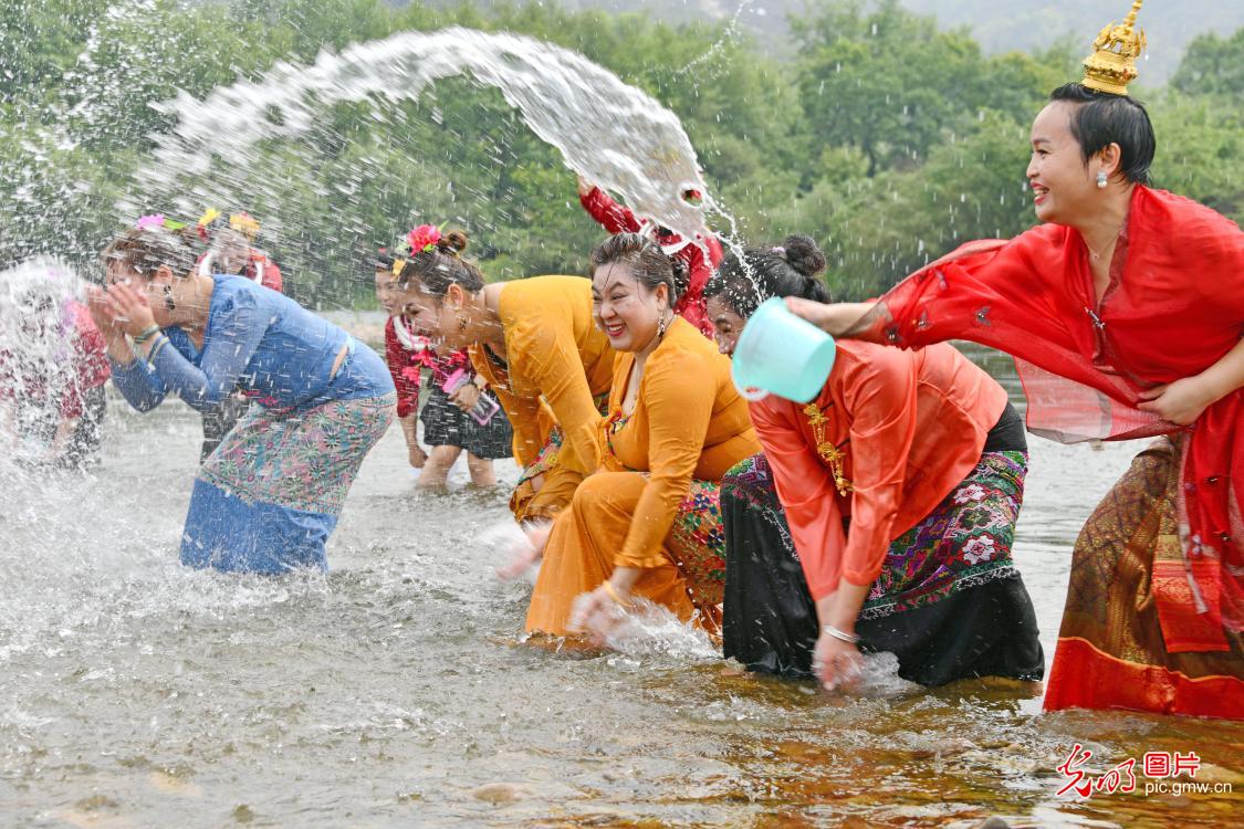 Water-splashing-festival held in SE China's Zhejiang