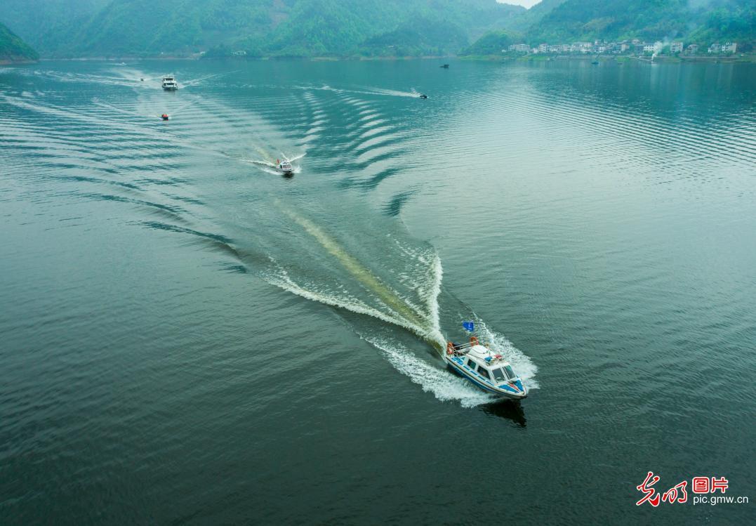 浙皖渔业联合执法共护母亲河