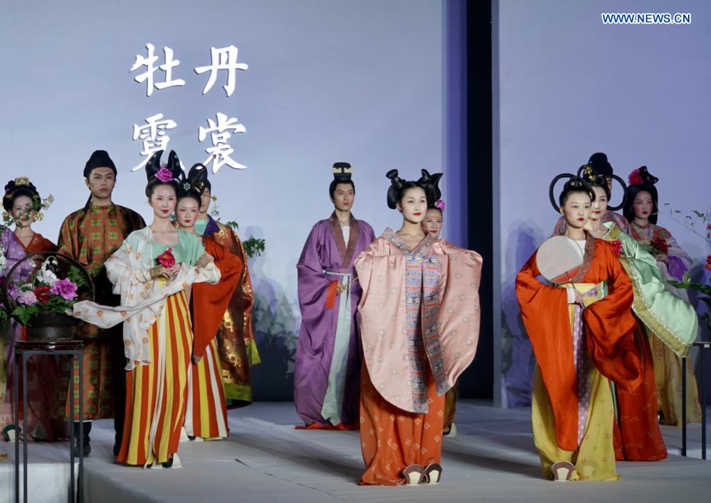 Cultural event displaying ancient Chinese costume designs held in Luoyang, Henan