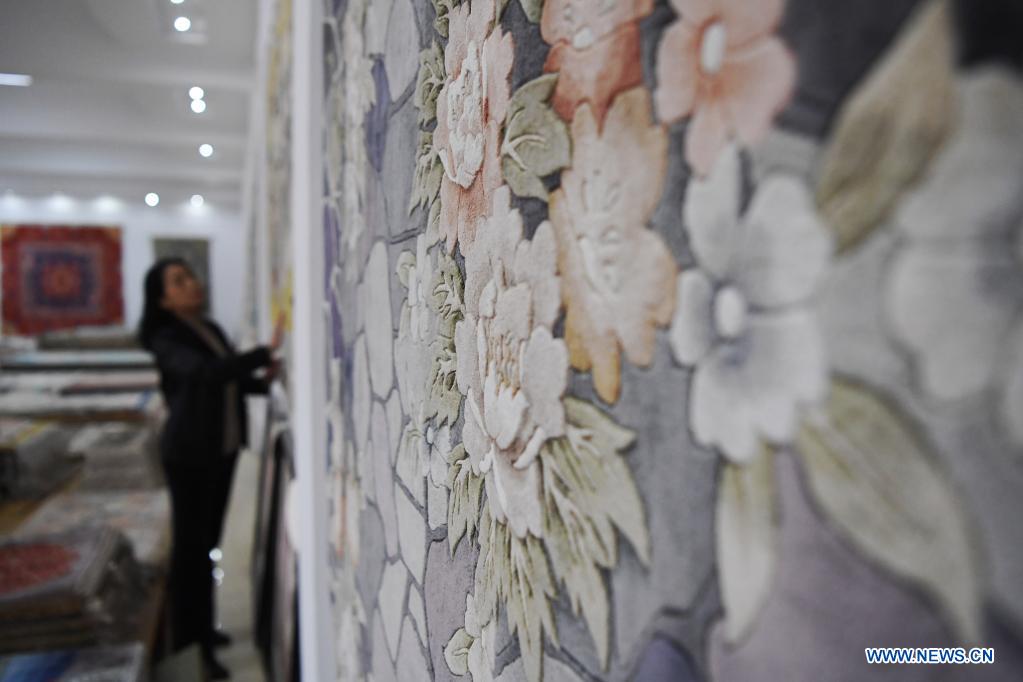 Craftwoman makes efforts to carry on tradition of making silk carpets