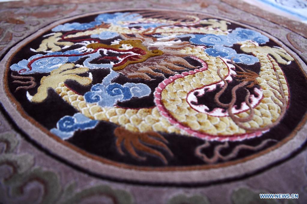 Craftwoman makes efforts to carry on tradition of making silk carpets