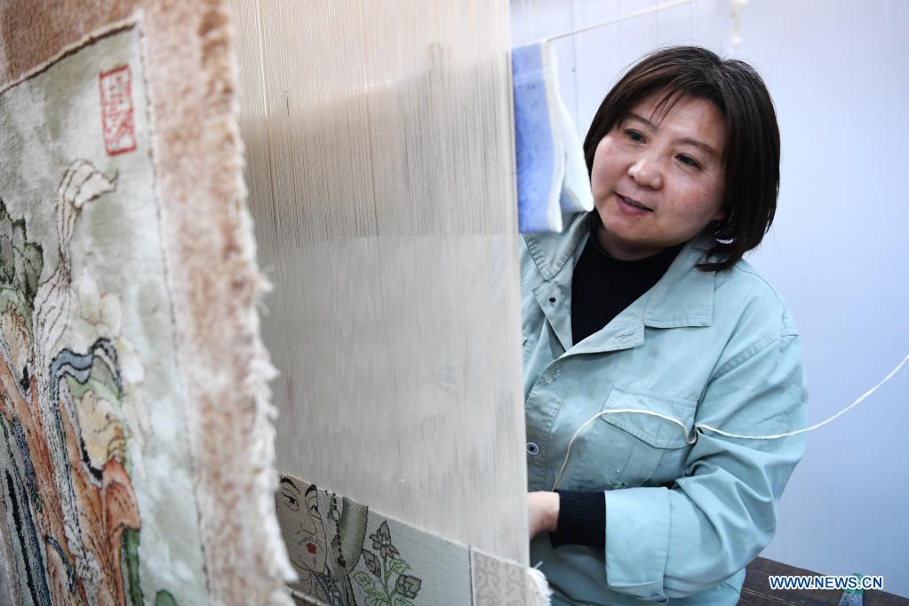 Craftwoman makes efforts to carry on tradition of making silk carpets