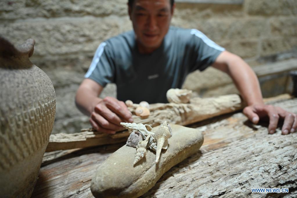 Pic story of designer who turns sea drifts into artworks in Fujian