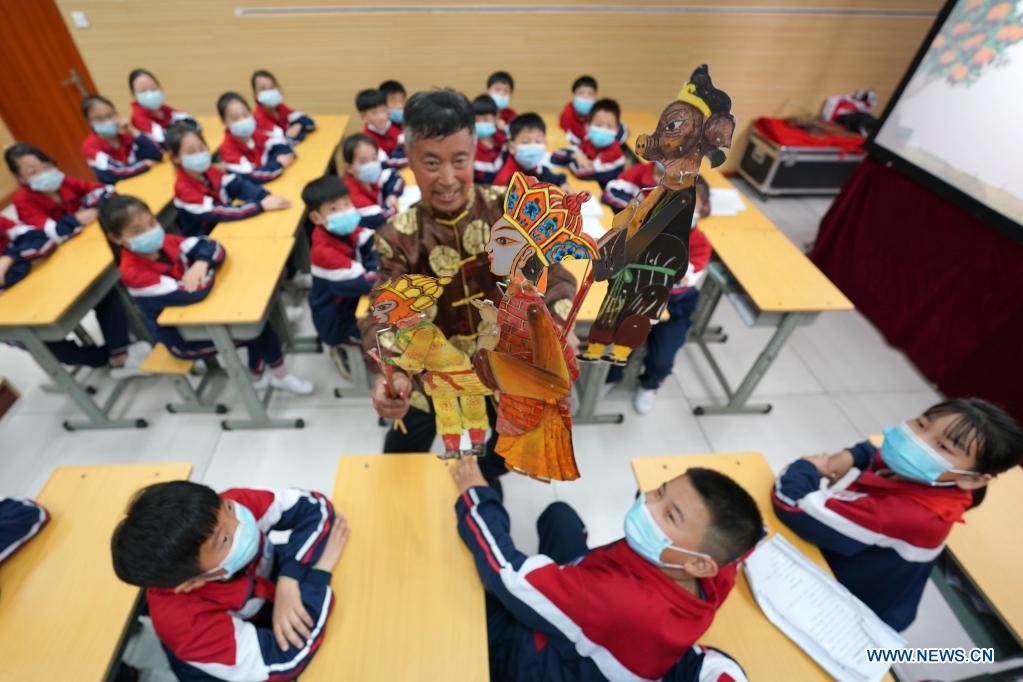 Artists introduce traditional shadow play to students in N China's middle school