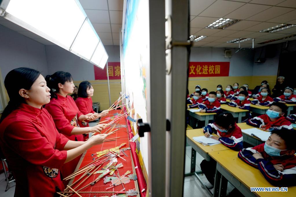 Artists introduce traditional shadow play to students in N China's middle school