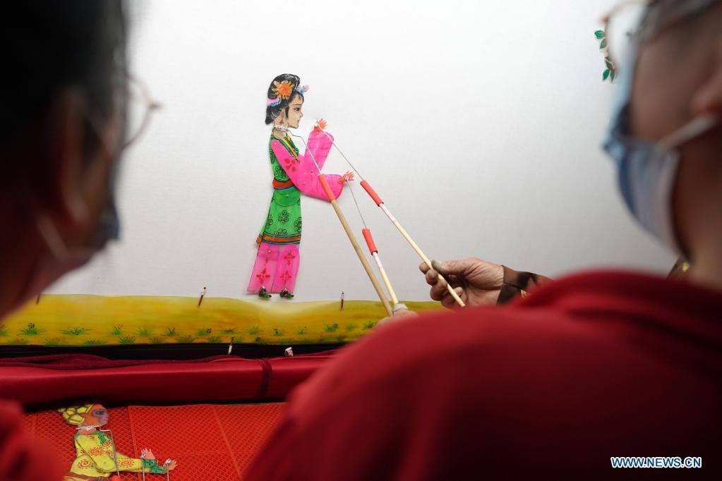 Artists introduce traditional shadow play to students in N China's middle school