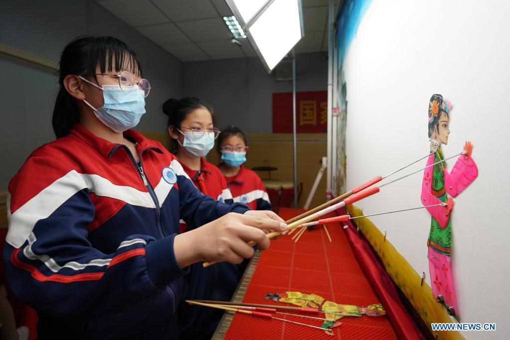 Artists introduce traditional shadow play to students in N China's middle school