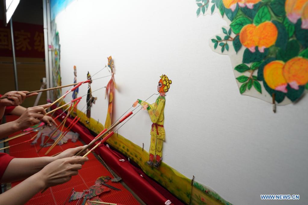 Artists introduce traditional shadow play to students in N China's middle school