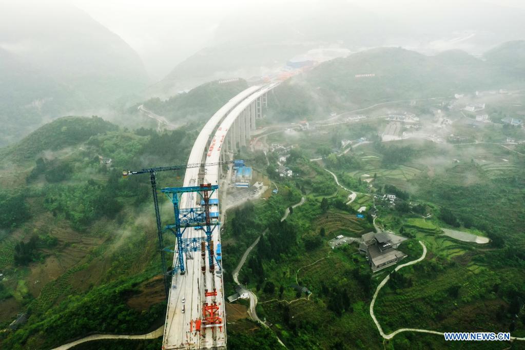 Dafaqu grand bridge of Renhuai-Zunyi expressway under construction in Guizhou