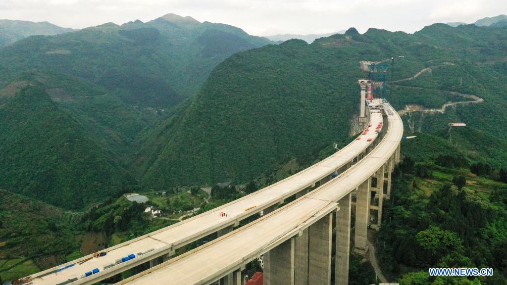 Dafaqu grand bridge of Renhuai-Zunyi expressway under construction in Guizhou