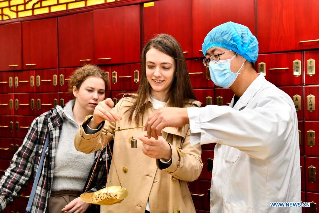 Int'l students experience TCM culture in Shandong