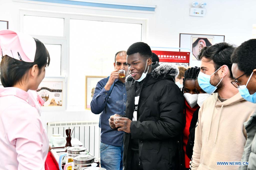 Int'l students experience TCM culture in Shandong