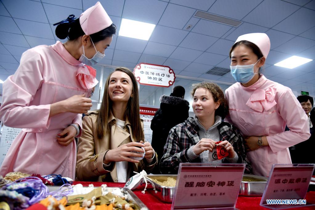 Int'l students experience TCM culture in Shandong