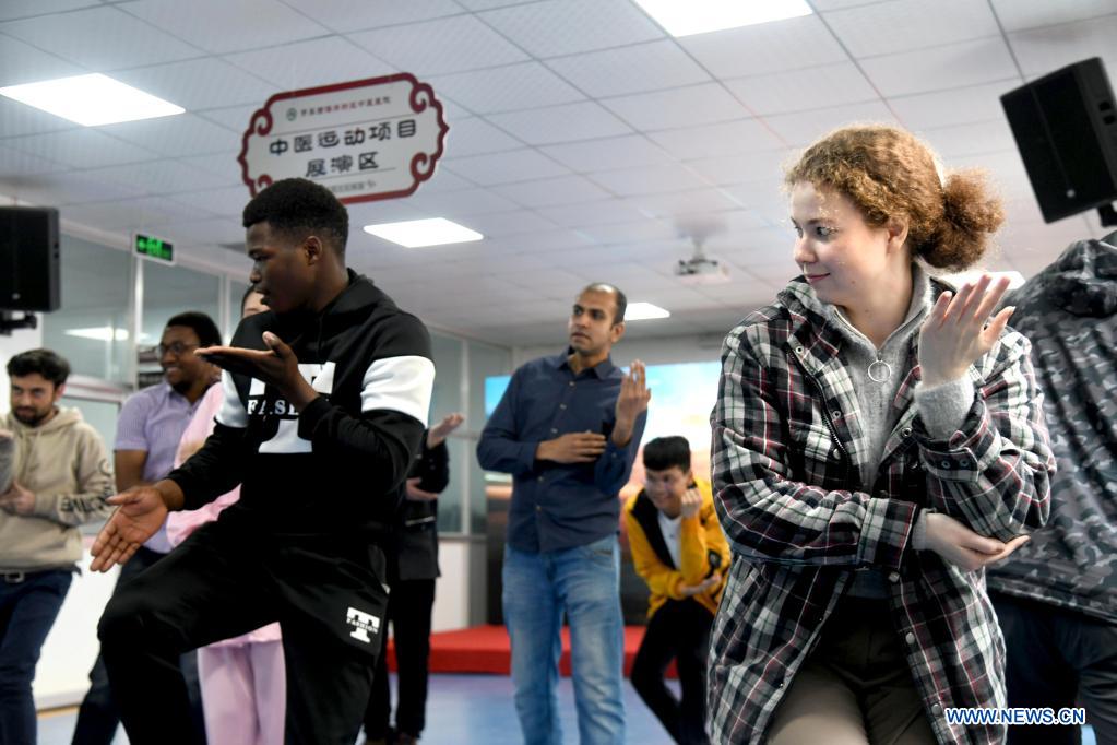 Int'l students experience TCM culture in Shandong