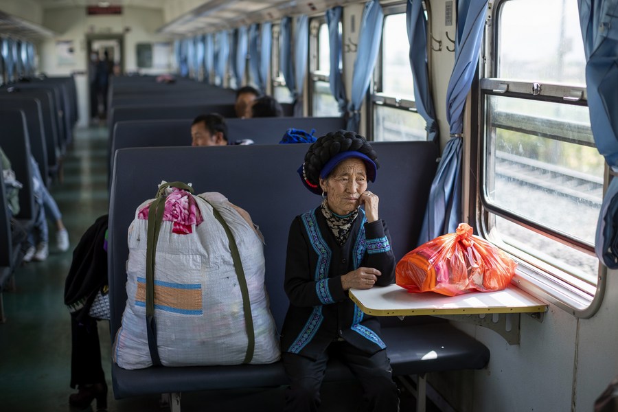 Slow trains bear witness to life changes in southwest China