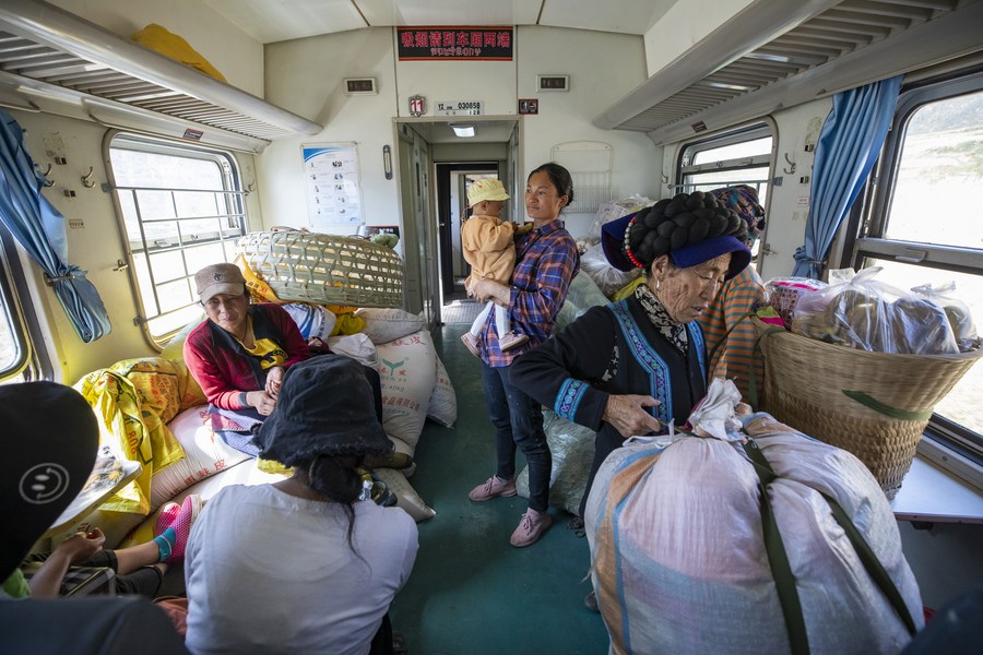 Slow trains bear witness to life changes in southwest China