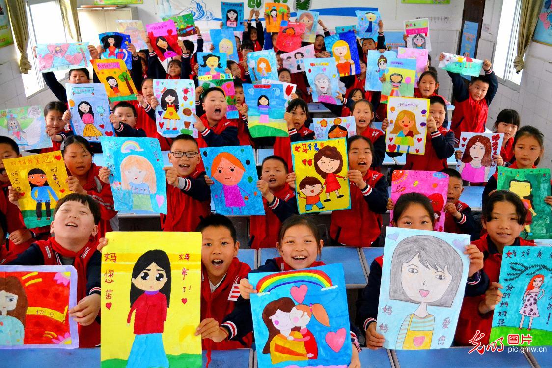 In pics: Mother's Day celebrated across China