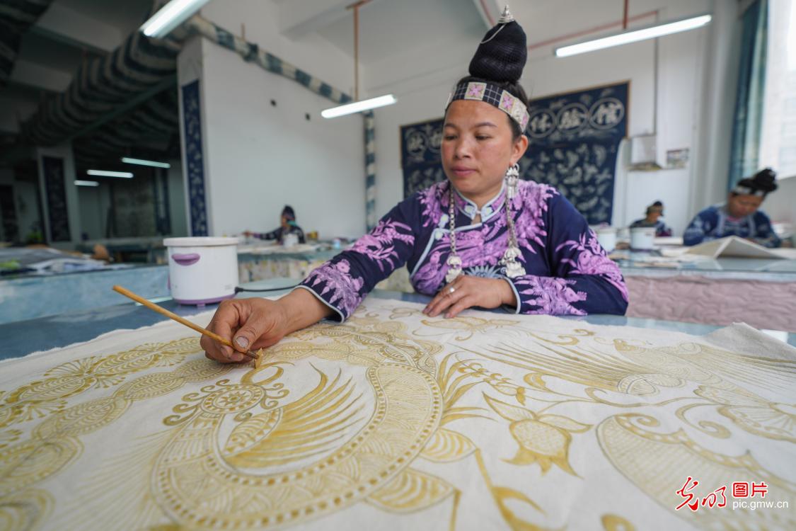 Wax printing colored Miao people's life