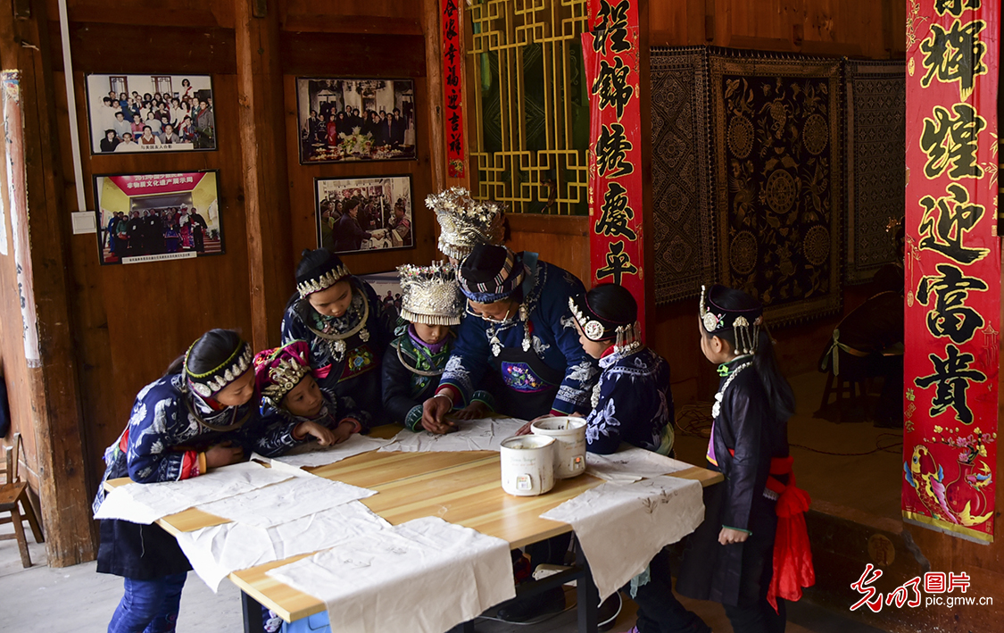 Wax printing colored Miao people's life