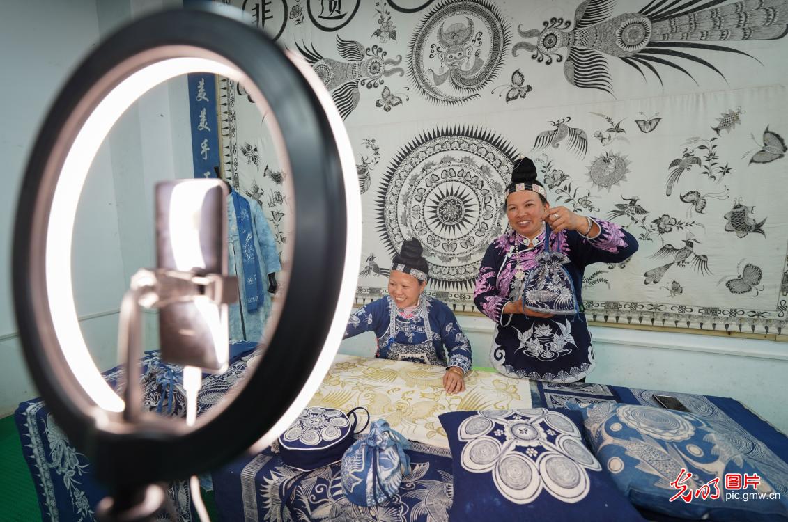 Wax printing colored Miao people's life