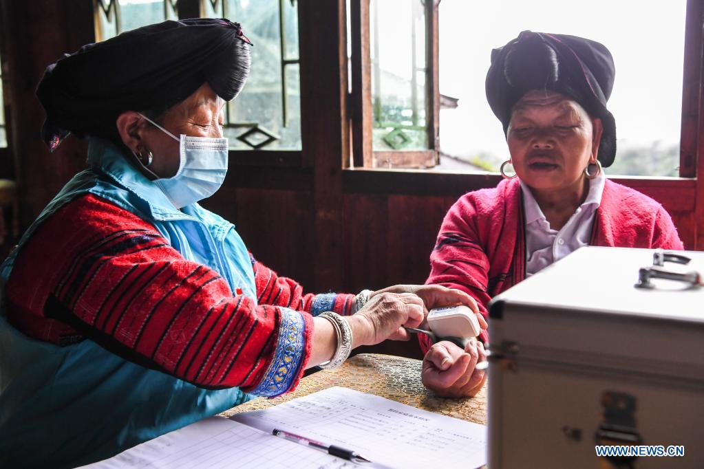 Pic story of village doctor in Guangxi