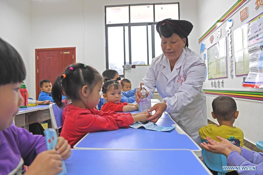 Pic story of village doctor in Guangxi