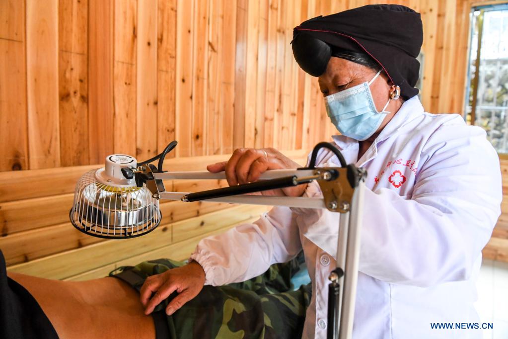 Pic story of village doctor in Guangxi