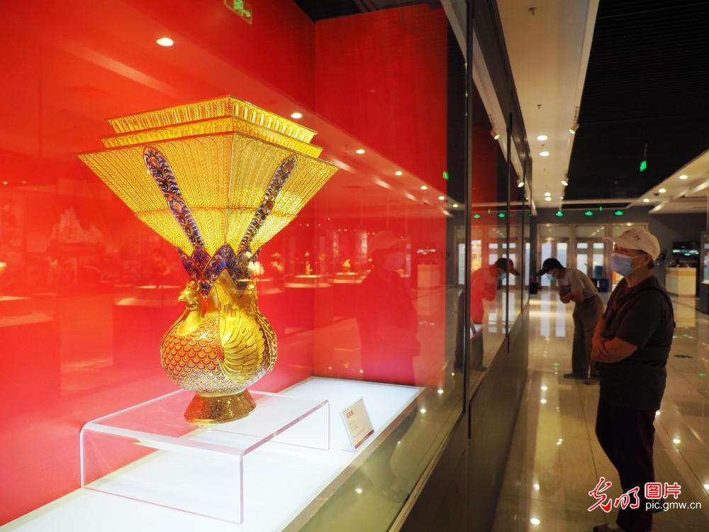 Arts and crafts expo held in Beijing