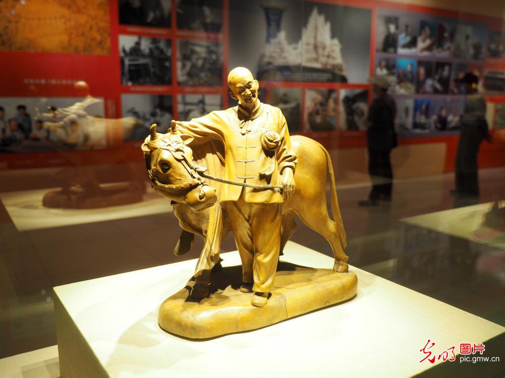 Arts and crafts expo held in Beijing