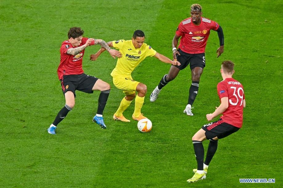 Villarreal lifts Europa League trophy after beating Manchester United