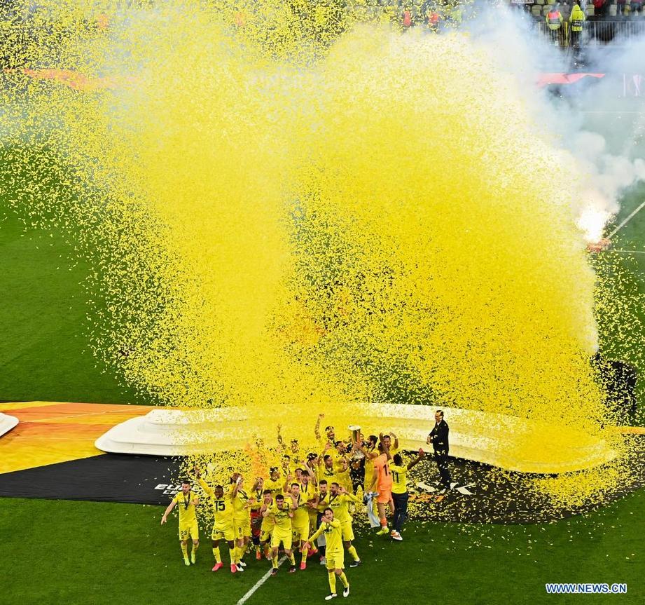 Villarreal lifts Europa League trophy after beating Manchester United