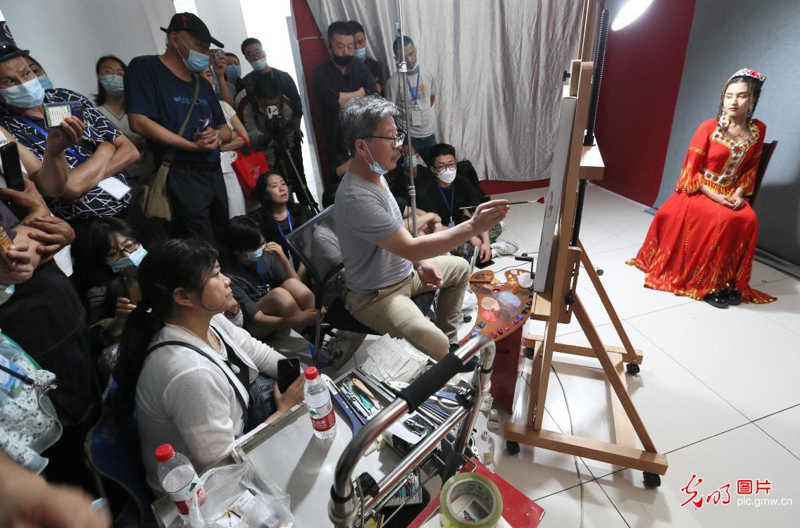 Art lectures given to art enthusiasts in NW China's Xinjiang by famous artist Leng Jun