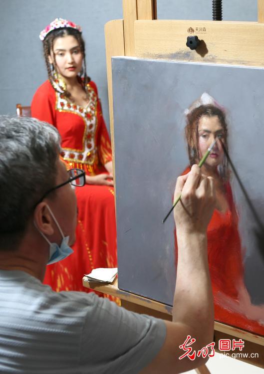 Art lectures given to art enthusiasts in NW China's Xinjiang by famous artist Leng Jun