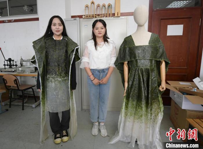 College student in NE China's Jilin creates edible clothes