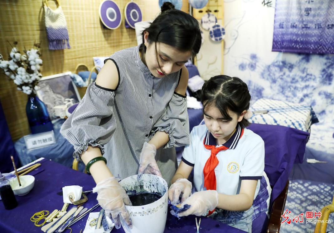 Traditional dyeing technology taught in Urumqi, NW China’s Xinjiang