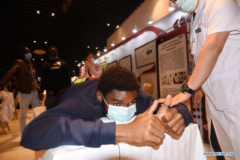 Int'l students learn about TCM at 2nd Global Health Expo of Boao Forum for Asia