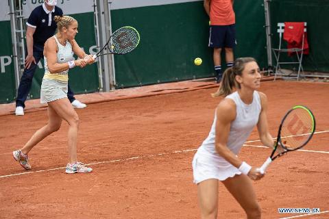 Highlights of women's doubles second round match at French Open tennis