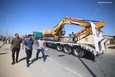 Egypt sends engineering equipment, crew to Gaza for reconstruction