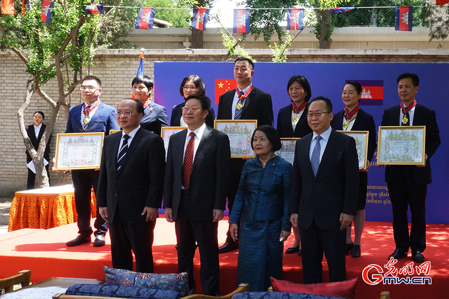 Cambodia awards Chinese medical aid team with honorable medals