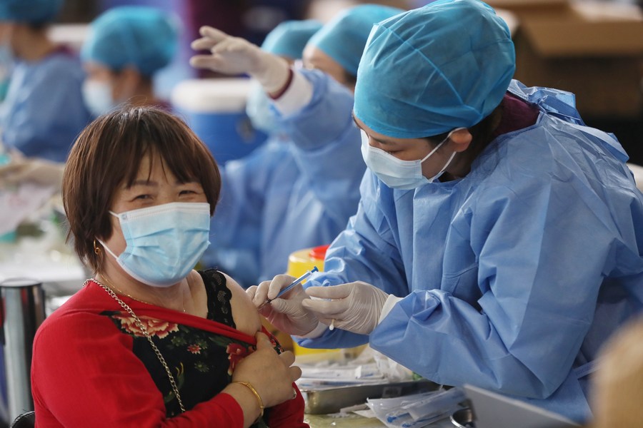 China administers 1 bln COVID-19 vaccine doses