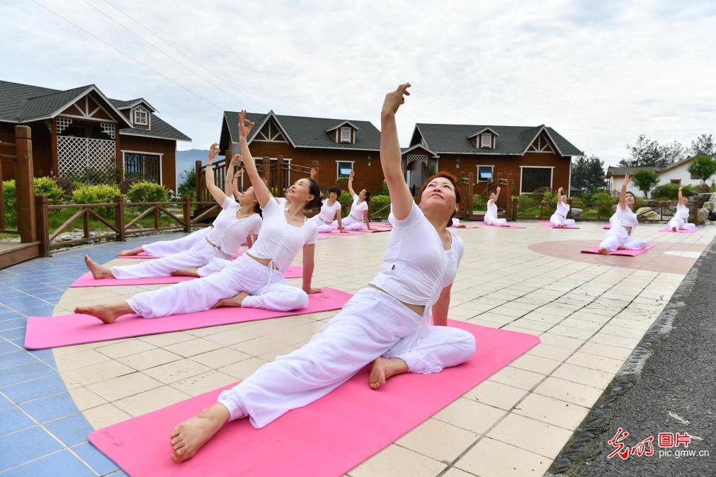 International Day of Yoga welcomed in C China's Hubei