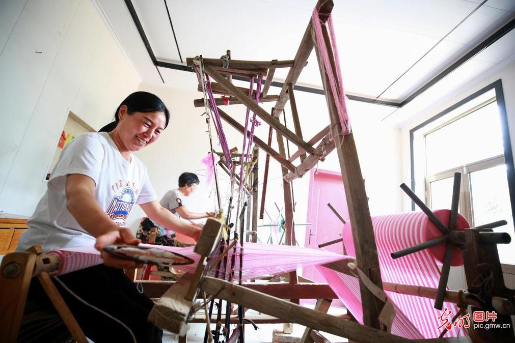 Cloth weaving ushers in new life in N China's Hebei