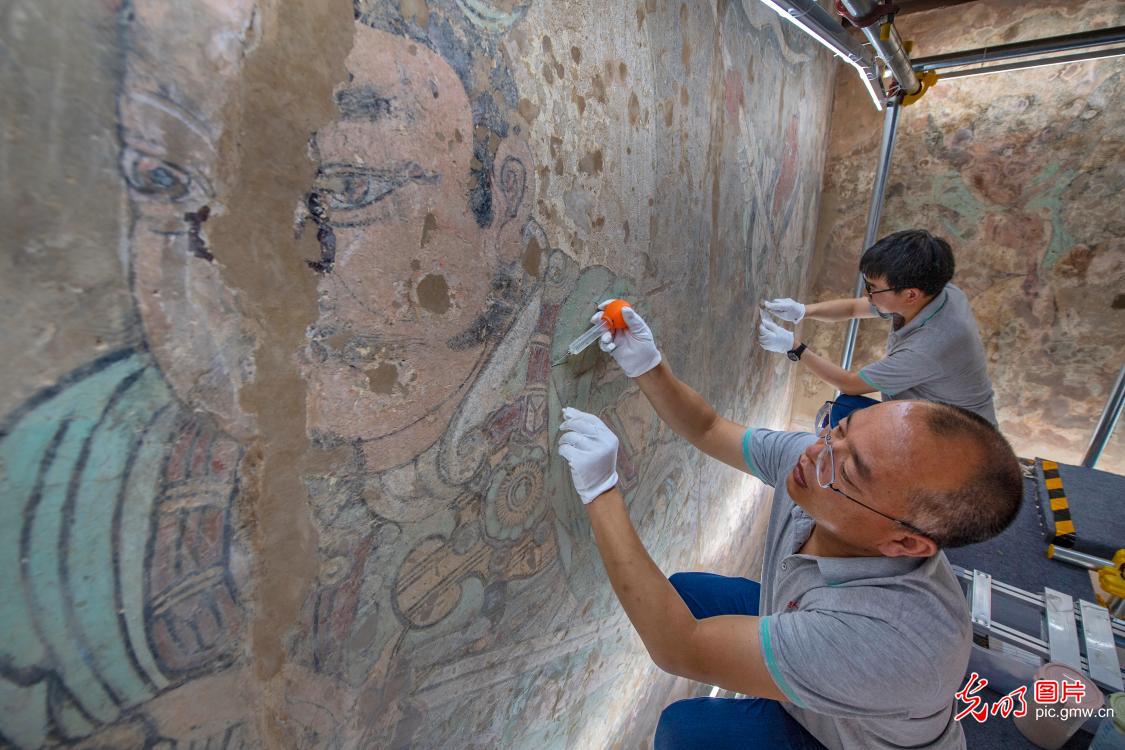 Large-scale murals restoration carried out in Yongle Palace, N China's Shanxi