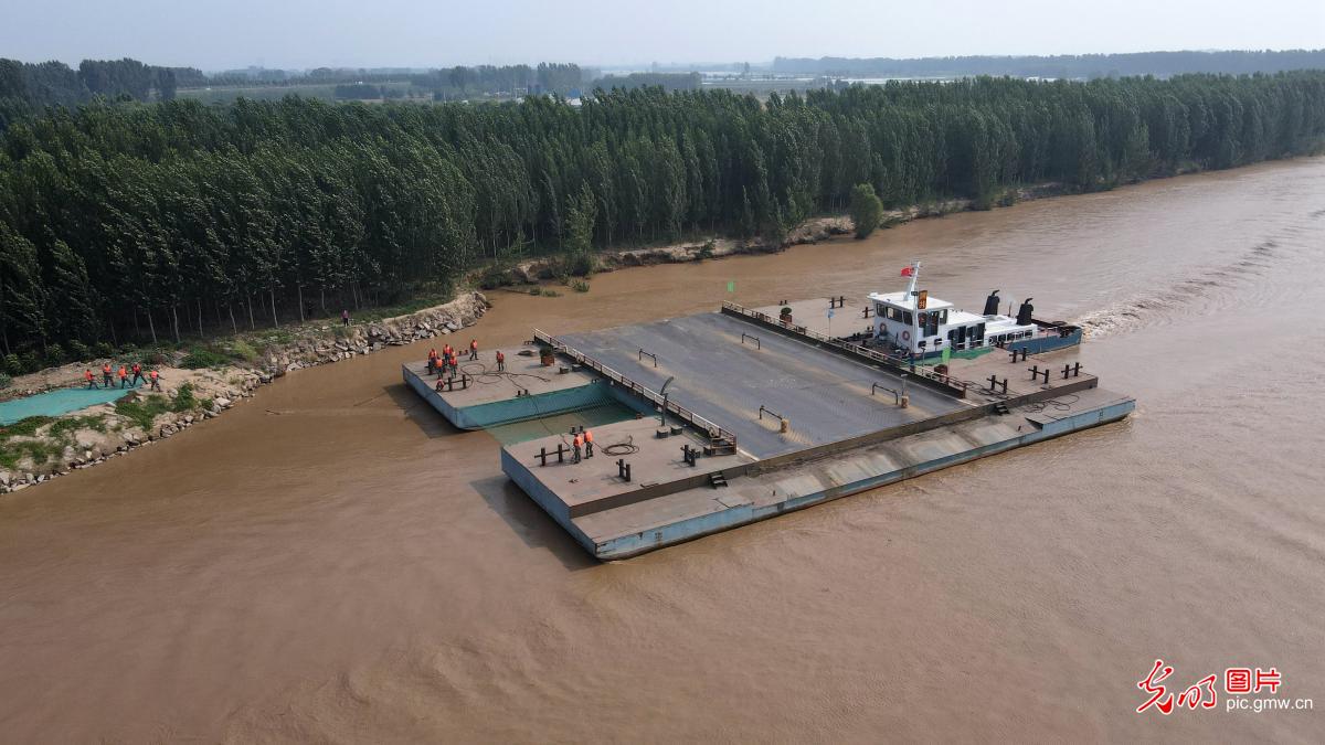 Pontoon bridges over the Yellow River removed before flood season